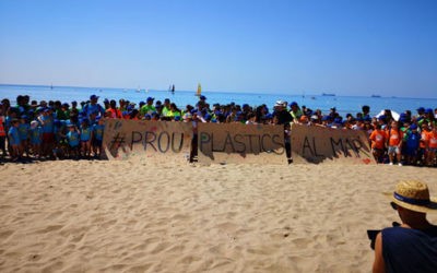 La platja Llarga de Tarragona clama contra els plàstics